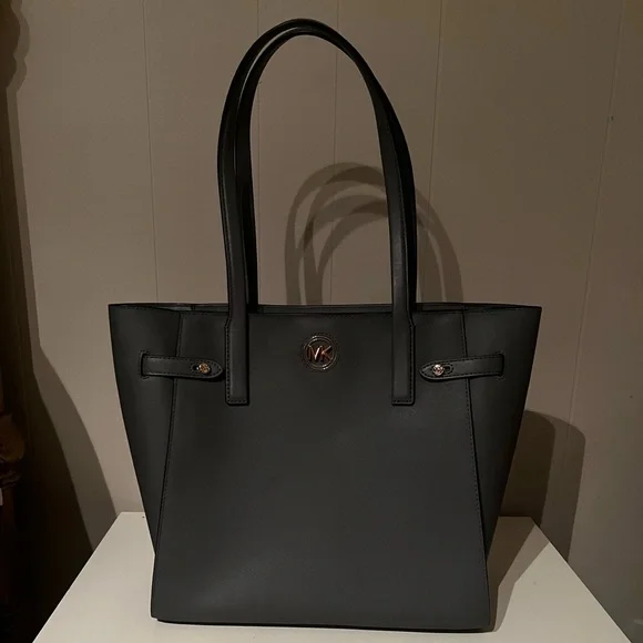 Michael Kors - Picture 1 of 3